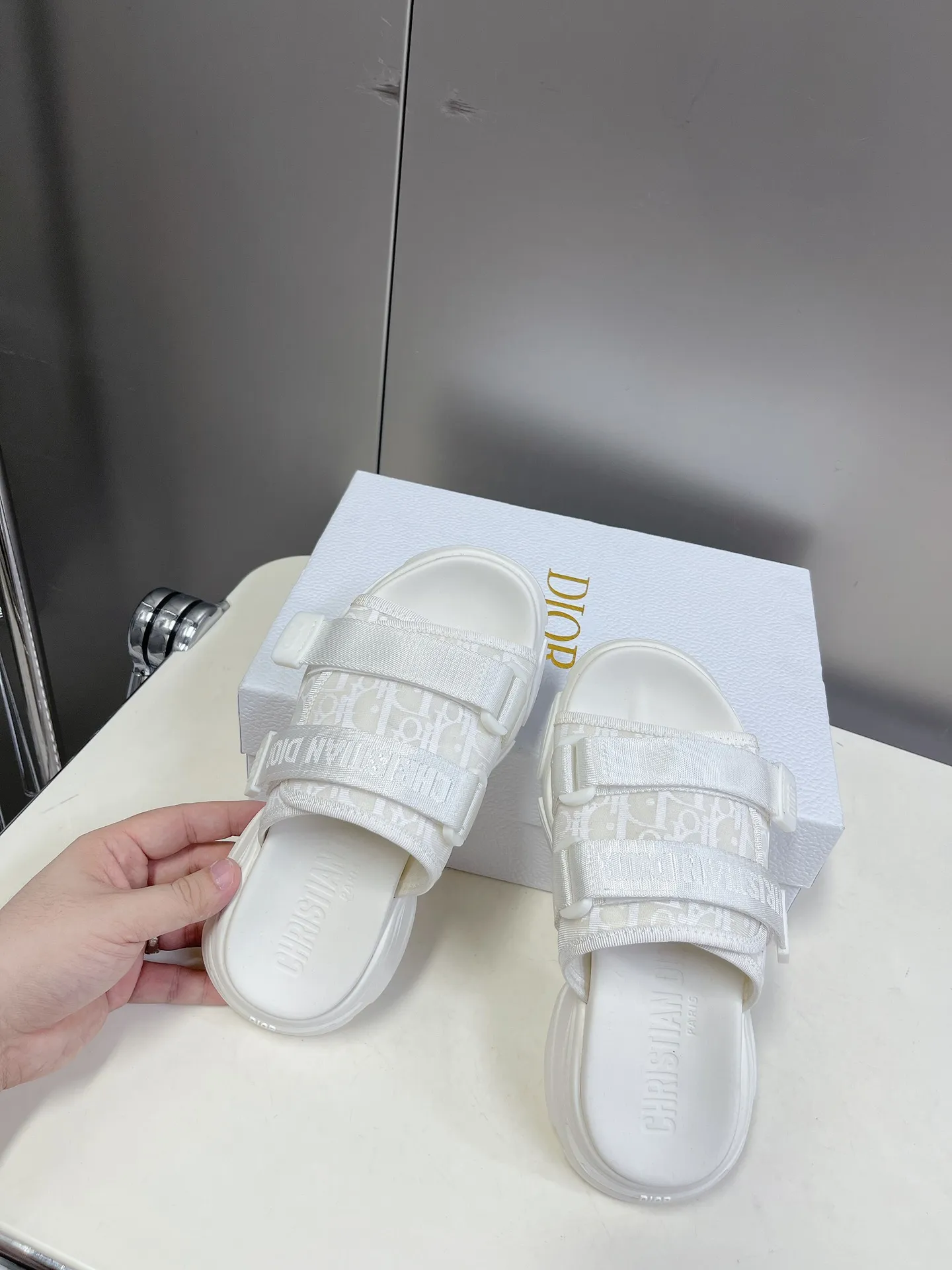 👟👟Ex-factory price 440👟👟 Women's Shoes Women's Clothing Women's Shoes Women's Clothing Dior Classic Sandals and Slippers Series New Color Series Highest Version on the Market Original Replica One-to-One Material Customization Design Concept Sandals and Sports Shoe Elements Combination ✔️The style is very fashionable and versatile, and the two Velcro straps on the upper can adjust the tightness! Original special technical fabric T👟👟Ex-factory price U➕👟👟Ex-factory price U Foam outsole Size number: 35-41